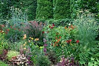 Crocosmia 'Lucifer', Euphorbia seguieriana ssp. niciana, Foeniculum vulgare 'Atropurpureum', Berberis thunbergii 'Atropurpureum', Heuchera micrantha 'Rachel', Dahlia 'Sylvia', Atriplex hortensis