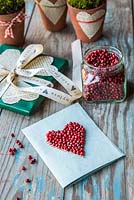 Divers cadeaux de Saint-Valentin et une carte décorée de grains de poivre rouge