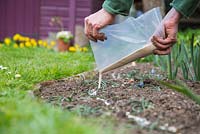 Utiliser du sable pour délimiter les parterres de fleurs à planter.