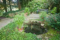 Jardin de Daniel, un étang et un siège isolés. Mapperton House, Beaminster, Dorset, Royaume-Uni