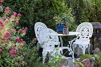 Table et chaises en métal élégant dans le jardin côtier