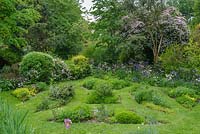 Jardin d'herbes formel avec des chemins d'herbe. Les anciennes écuries, Fen Ditton. Mai