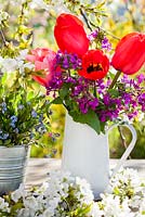 L'exposition florale de fleurs de printemps comprend des tulipes, de l'honnêteté, de la cerise et ne m'oubliez pas.
