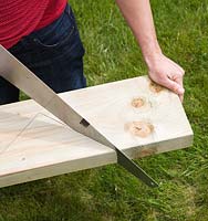 Couper du bois pour le façonner avec une scie