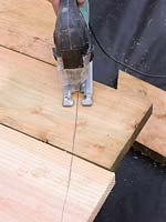 Construire une terrasse en bois circulaire - couper des planches de terrasse en bois