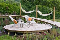 Construire une terrasse en bois circulaire - terrasse en bois circulaire avec chaises et hamacs en bois