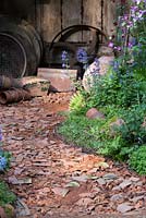 Chemin fait avec de vieilles pièces de terre cuite cassées - Le Jardin du Potier
