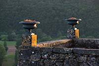 Urnes ornementales sur mur de pierre - Les jardins en surplomb de Marqueyssac, Périgord, France