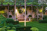 Jardin moderne de nuit avec pergola en bois, Betula jacquemontii et Hortensia 'Annabelle' - La Maison du Verre - Architectes Terry Farrell Partners - Design de jardin par Sallis Chandler