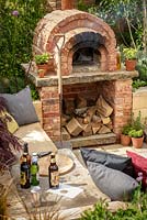 Coin salon en contrebas avec four à pizza en brique, 'A Fruity Story', jardin d'exposition, RHS Malvern Spring Festival 2014