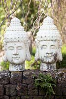 Deux têtes décoratives orientales sur un mur de briques. Jardins d'Appeltern, Hollande.