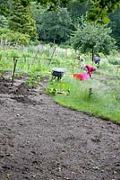 Des bénévoles jardinant sur le terrain de Kweekland, à Arnhem, aux Pays-Bas.