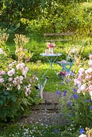 Roses en pot sur table dans le jardin du chalet
