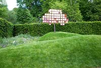 Titre: Les Couleurs du Peche. Jardin moderne avec sculpture sur petite colline