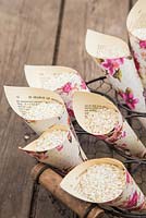 Confettis de riz Arborio dans des cônes faits à la main à partir de livres vintage et de papier décoratif.