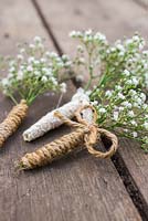 Fleurs de boutonnière de gypsophile.