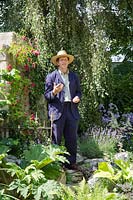 Enregistrement de Monty Don sur The Forgotten Folly Garden, RHS Hampton Court Palace Flower Show 2014 - Design - Lynn Riches
