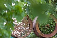 Jardin: le métal, un espace pour se connecter et grandir. Meilleur jardin d'été, médaillé d'or. Oiseaux en métal (grives) sculptés à la main par Jenny Cairns à partir de matériaux recyclés.