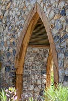 Passerelle en bois dans un mur en pierre - The Flintknapper's Garden A Story of Thetford