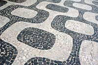 Chaussée portugaise (calada portuguesa) travaux de pavage typiques au Brésil, ici le long du front de mer emblématique d'Ipanema / Leblon.