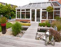 Terrasse en bois de feuillus Ipe contemporaine construite sur un étang avec véranda - Acreswood