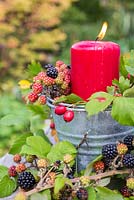 Présentoir à bougie rouge orné de Rubus fruticosus - Ronces et Crataegus - Aubépine
