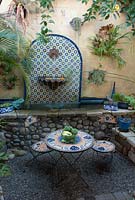Coin salon avec plan d'eau et plantes succulentes en pot. San Diego, Californie