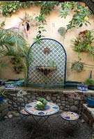 Coin salon avec eau carrelée et plantes succulentes en pot. San Diego, Californie