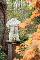 Torse de feuilles de Stephen Duncan en marbre, béton et polymère. Le jardin de sculptures Hannah Peschar conçu par Anthony Paul, paysagiste