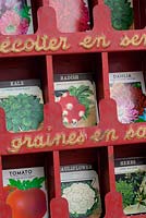 Sachets de semences vintage sur présentoir français antique