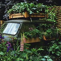 La mini-voiture déclassée a des légumes qui poussent sur son toit et des jardinières remplies d'herbes. Chelsea 2003.