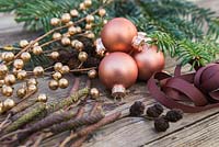 Décorations de Noël sur le thème de la couleur cuivre. Boules, ruban, feuillage d'aulne et feuillage d'if