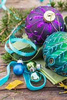 Décorations de Noël sur le thème de la couleur paon. Boules, ruban et feuillage de mélèze