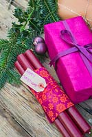 Cadeaux de Noël de couleur violette accompagnés de sapin et de houx - Feuillage Ilex