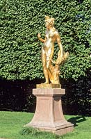 Statue dorée de Arcadian Atlanta Schlossgarten, Schwetzingen, Allemagne. Septembre. Fin du XVIIIe siècle