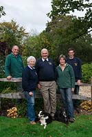 John et Mary Benger avec leur fils, Tony - un paysagiste, sa fille, Penny Pritchard - designer de jardin et petit-fils, Michael Pritchard, qui travaille maintenant aux côtés de sa grand-mère dans le jardin.