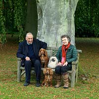 Lawrence et Elizabeth Banks avec leurs trois chiens, sur un banc sous un énorme vieil hêtre planté il y a un siècle.