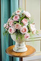 Rosa 'Keira' dans un arrangement de fleurs coupées sur une table à l'intérieur