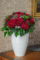 Roses rouges dans un arrangement. Rose 'Darcey' une variété de fleurs coupées de David Austin Roses