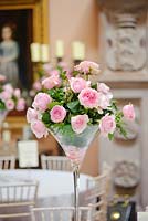 Roses roses dans un arrangement pour un mariage. Roses à fleurs coupées produites par David Austin Roses