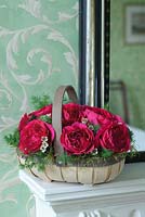 Roses rouges dans un arrangement. Rose 'Darcey' une variété de fleurs coupées de David Austin Roses