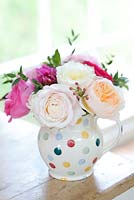 Roses roses, crème et pêche dans un arrangement. Roses à fleurs coupées produites par David Austin Roses