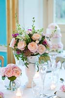 Roses roses dans un arrangement pour un mariage. Rose 'Keira' une variété de fleurs coupées de David Austin Roses