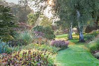 Le Dell Garden, Bressingham aux premières lueurs du mois de septembre. Jardins de Bressingham, Norfolk, Royaume-Uni.