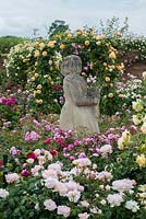 David Austin Roses. Dans le jardin clos victorien se trouvent quelques-unes des nombreuses statues de feu Mme Pat Austin, un sculpteur talentueux.
