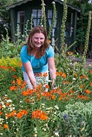Jo Wright, la force motrice de Organic Blooms, coupe des fleurs dans son propre jardin.