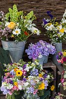 Chez Organic Blooms, les fleurs sont cultivées pour être coupées et arrangées. Ils comprennent le souci, le cosmos, le larkspur, l'ammi, les petits pois, la sauge sclarée, la gale, le william doux, l'achillea, la nicotiana, le bleuet, le clarkia, la grande camomille, le zinnia et le statice.