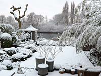 Jardin de la Tamise conçu par Andy Sturgeon. Coffret topiaire, herbes et plantes architecturales couvertes de neige.