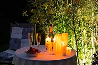 Boissons romantiques aux chandelles dans le jardin la nuit