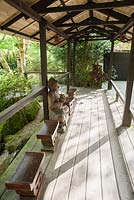 La maison d'observation zen avec Bouddha. Le jardin japonais et la pépinière de bonsaï, St.Mawgan, nr Newquay, Cornwall